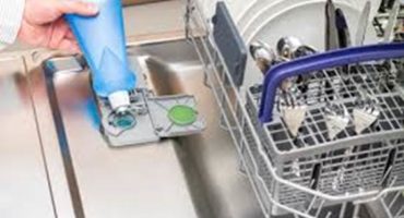 Unde și cât de mult pentru a umple ajutorul de clătire în mașina de spălat vase