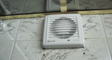 Îndepărtăm și agățăm un ventilator în baie și toaletă