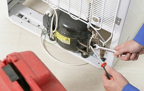 Kompresors darbojas, bet ledusskapis nesasalst un citas problēmas ar ledusskapja darbību un to novēršanu. Iesaldēšanas noteikumi
