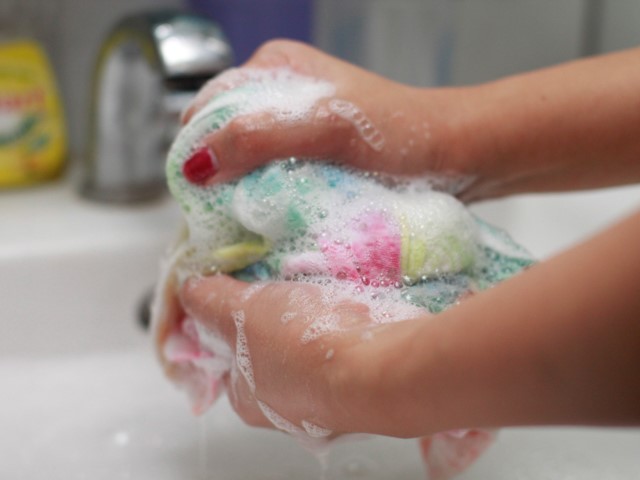 Instrucțiuni: cum să spălați și să înălbiți șervețele de bucătărie cu un cuptor cu microunde și norme de siguranță