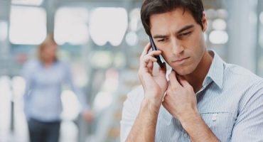 Cum să verificați cine deține un număr de telefon