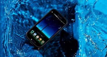 Ce să faci dacă un smartphone intră în apă?