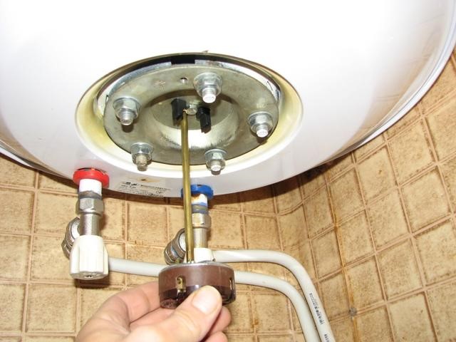 Anod de magneziu în încălzitoarele de apă: pentru ce se folosește, cum se poate elimina și schimba