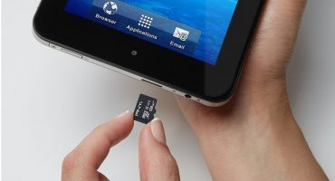 Conectăm unitatea flash USB la tabletă