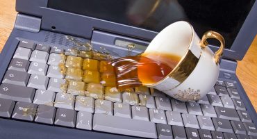 Ce să faceți dacă vărsați ceaiul pe o tastatură de laptop
