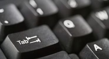 Locația butonului tab de pe tastatura laptopului