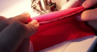 Types de coutures différentes sur le surjet (rôle, plat, affleurant)