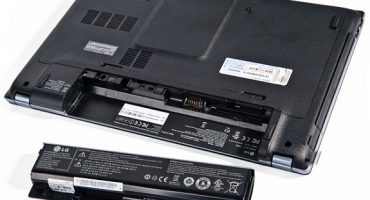 Cum să scoateți sau să înlocuiți bateria de pe un laptop
