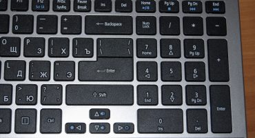 Tastați un punct pe o tastatură de laptop
