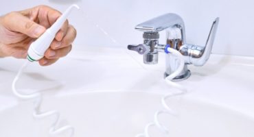 Cum se folosește un irigator oral la robinet?