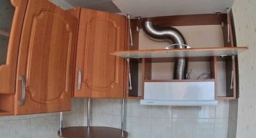 Cum să încorporați o glugă într-un dulap din bucătărie