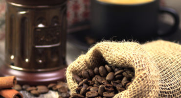 Cum se folosește o mașină de cafea electrică și simplă de tip gheiser