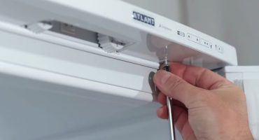 Cum să scoateți singur capacul superior al frigiderului